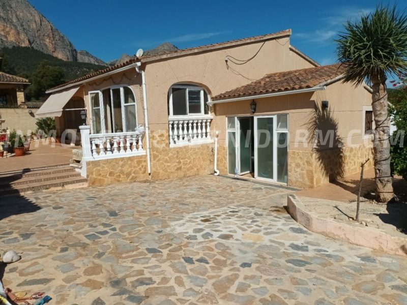 REF: 070 Villa with pool in Polop