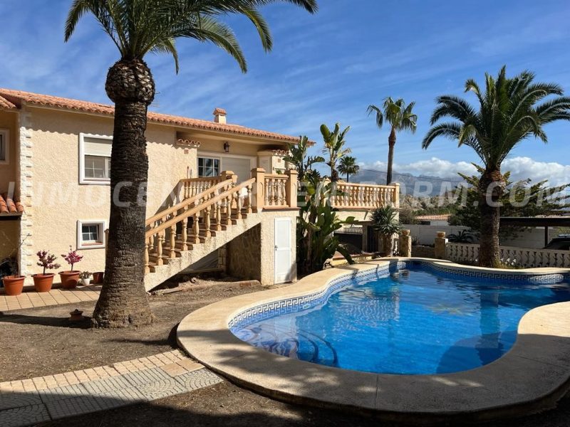 REF: V071 Riante villa met 2 aparte appartamenten in La Nucia