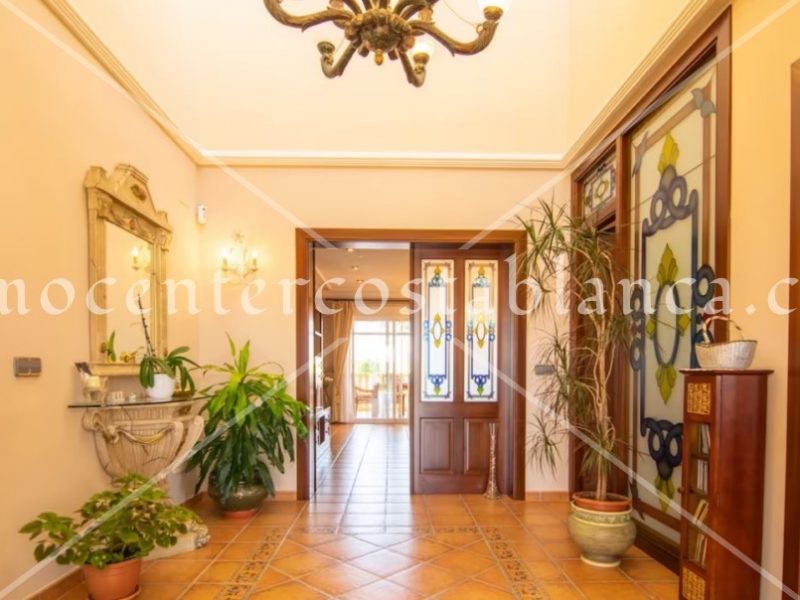 REF: V041 Villa de lujo con dos apartamentos en Alfas del Pi L'Arabi