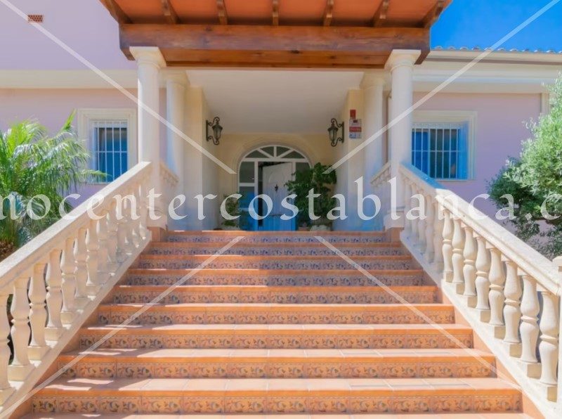 REF: V041 Luxury villa with 2 apartments in Alfas del Pi L'Arabi
