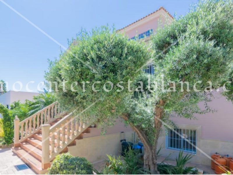 REF: V041 Villa de lujo con dos apartamentos en Alfas del Pi L'Arabi