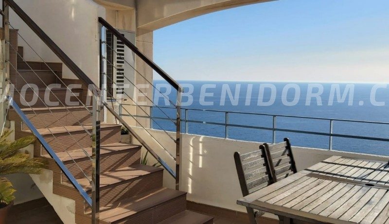 REF: A-132 Penthouse duplex met spectaculair zee en berg zicht.