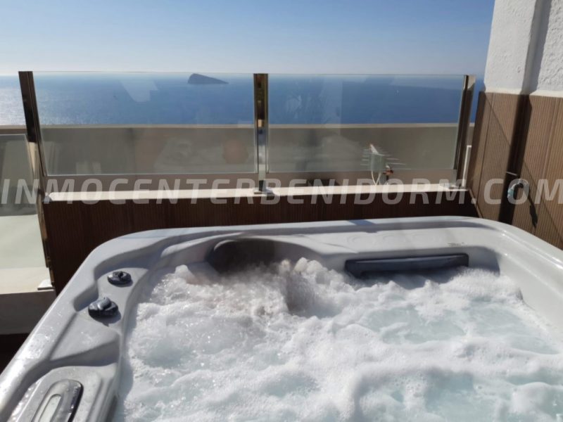 REF: A-132 Penthouse duplex met spectaculair zee en berg zicht.