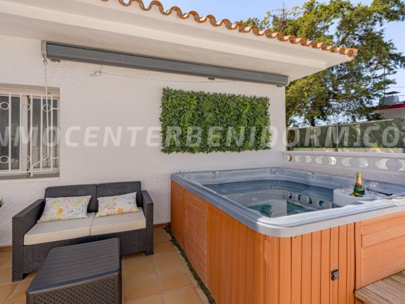 REF V137 Preciosa villa independiente de estilo moderno con impresionantes vistas al mar